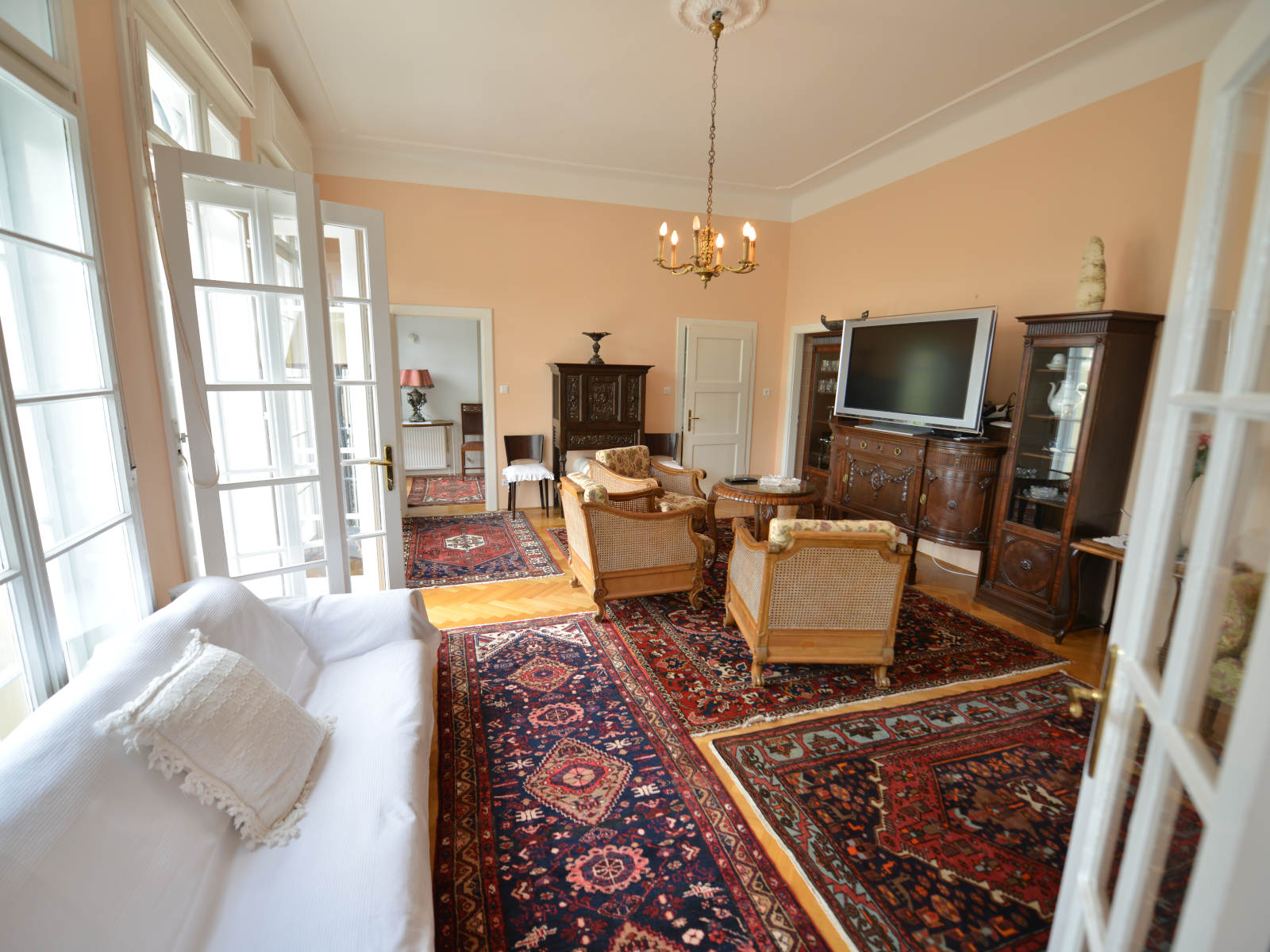 Pre-Autumn Escape at Vila Elasan